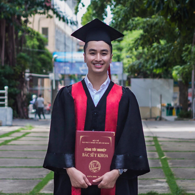 Trước khi nổi tiếng trên mạng xã hội, Quang Nhật từng đoạt giải nam vương tại Cuộc thi Nét đẹp áo blouse trắng năm 2015 do Đại học Y dược TP HCM tổ chức.