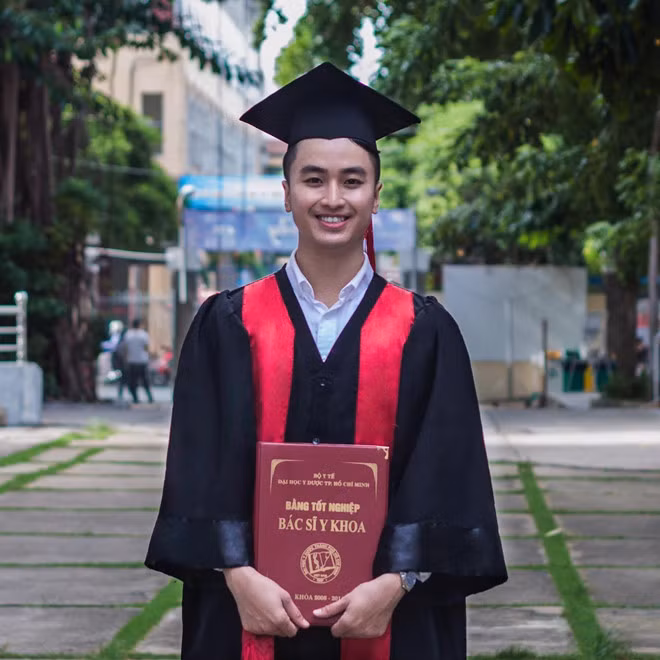 Trước khi nổi tiếng trên mạng xã hội, Quang Nhật từng đoạt giải nam vương tại Cuộc thi Nét đẹp áo blouse trắng năm 2015 do Đại học Y dược TP HCM tổ chức.