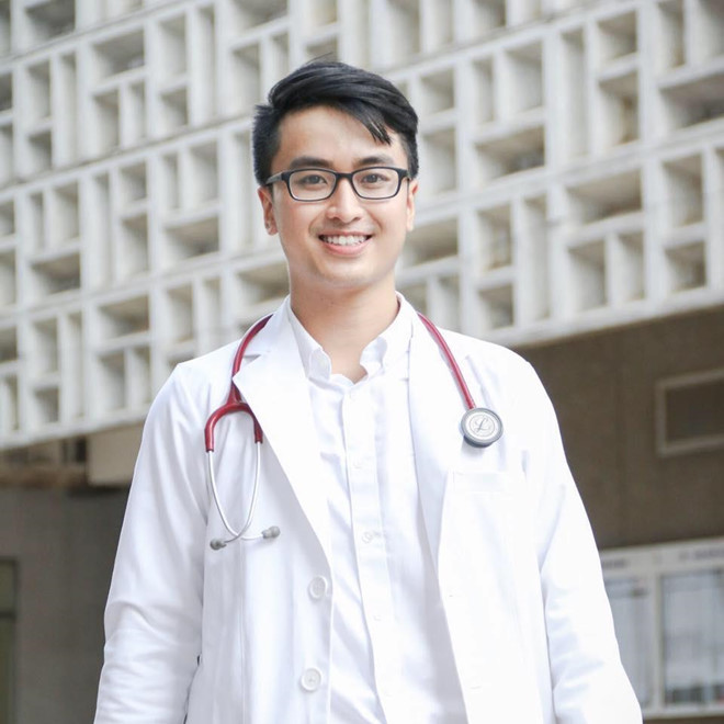 Xuất hiện trên "Hội ngắm trai đẹp", Quang Nhật (SN 1994) bất ngờ nổi tiếng vì sở hữu vẻ ngoài điển trai như hot boy và giọng hát ngọt như mật.