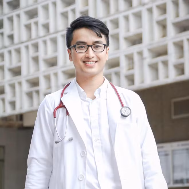 Xuất hiện trên "Hội ngắm trai đẹp", Quang Nhật (SN 1994) bất ngờ nổi tiếng vì sở hữu vẻ ngoài điển trai như hot boy và giọng hát ngọt như mật.