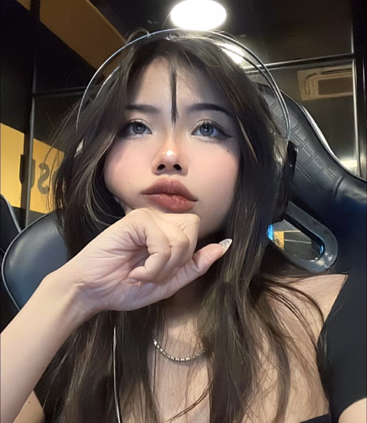 Chính vì những bức hình gợi cảm, rất nhiều người đã dùng ảnh cô đăng tải lên các diễn đàn trên mạng với lời lẽ khá khiếm nhã, tuy nhiên cô nàng đã thẳng thắn phản bác rằng cô nàng không hề tham gia vào một nền tảng bán ảnh để kiếm tiền nào.