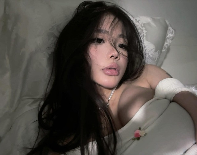 "Only fan" được biết đến là một nền tảng, nơi người dùng có thể bán nội dung hình ảnh và video của mình cho người theo dõi. Platform này đã trở nên phổ biến và thời gian gần đây đã vấp phải nhiều ý kiến trái chiều khi nhiều người cho rằng nó khuyến khích nội dung không lành mạnh.