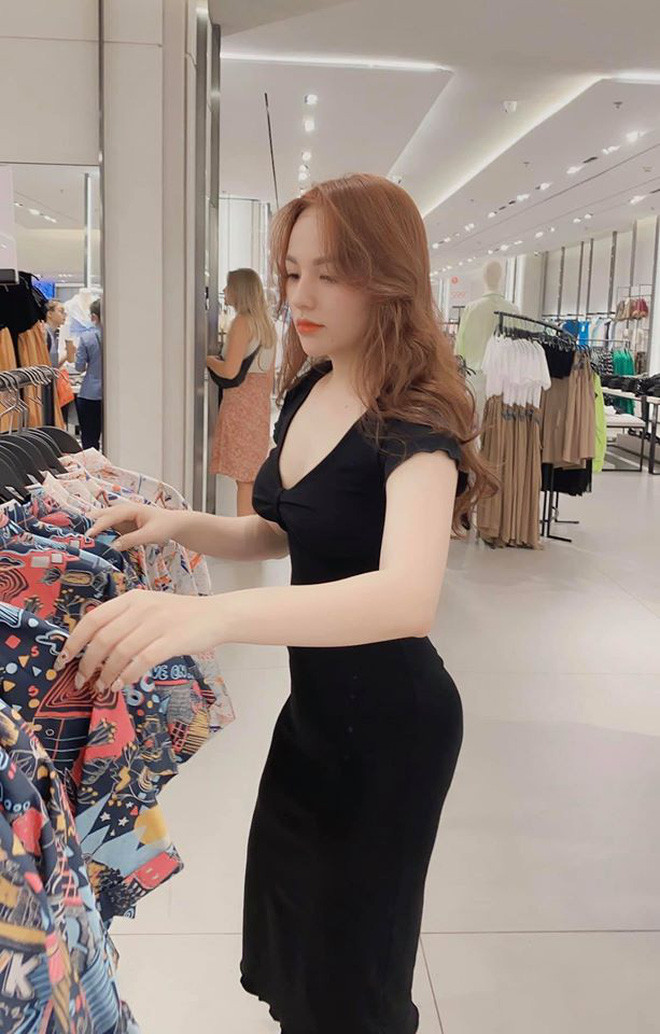 Cô nàng tự tin diện những bộ cánh bó sát quyến rũ mà không ngại ngùng lộ ngấn mỡ nữa.