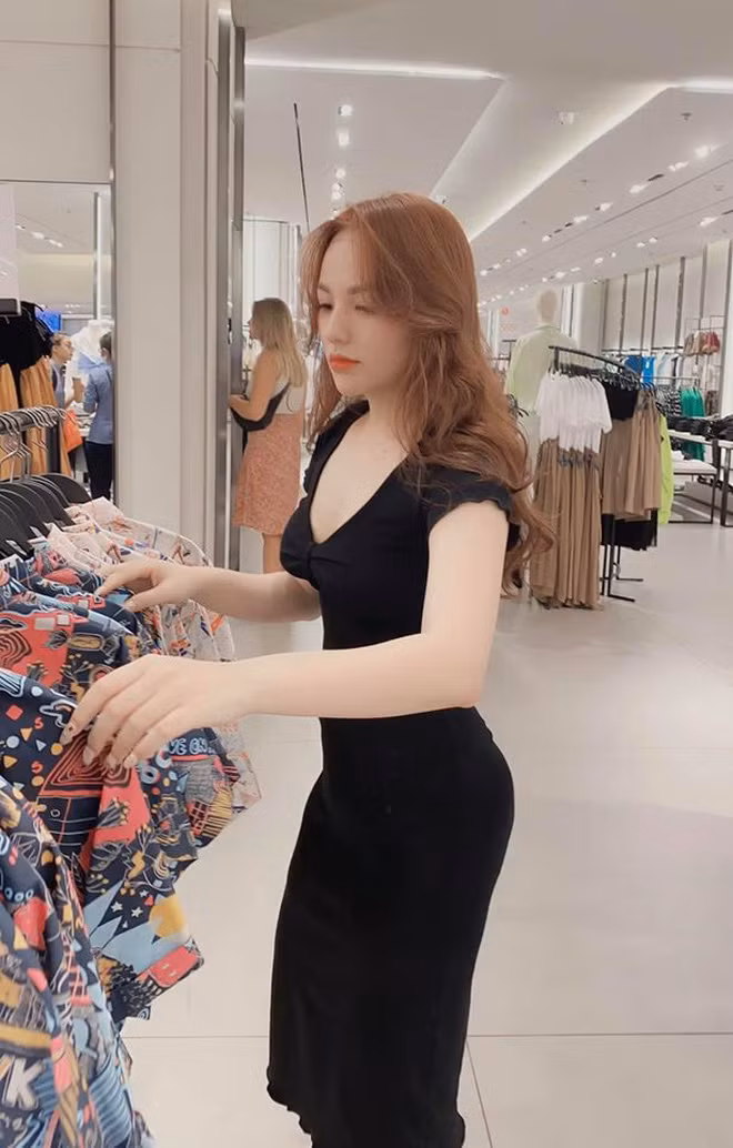 Cô nàng tự tin diện những bộ cánh bó sát quyến rũ mà không ngại ngùng lộ ngấn mỡ nữa.