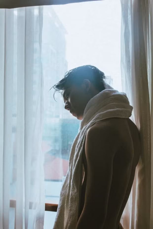 Thế nhưng, điểm thu hút nhất của hot boy 9X này không phải khuôn mặt cũng chẳng phải chiều cao mà chính là thân hình 6 múi săn chắc ai nhìn cũng phải mê mệt.