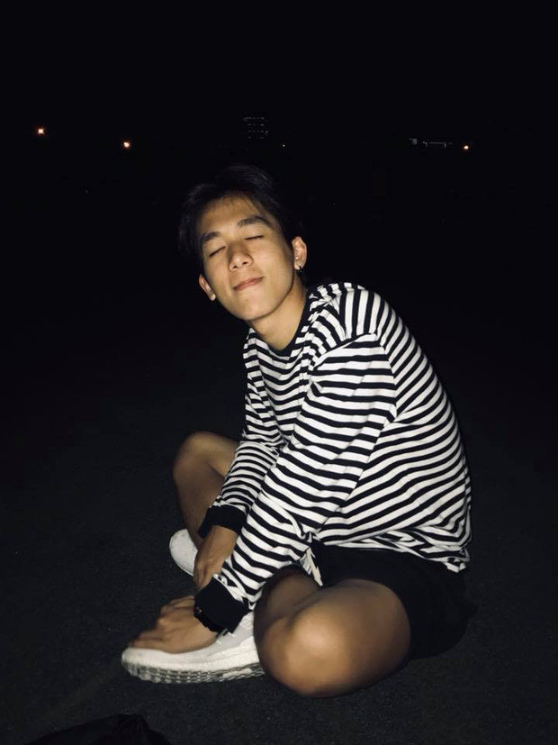 Ngay sau đó, danh tính của "Lý Hiện phiên bản Việt" đã được tìm thấy. Được biết, anh chàng là Thành Đạt (sinh năm 1997) và hiện đang là du học sinh tại Trung Quốc. Có lẽ chính vì sinh sống tại đất nước tỷ dân nên trông anh chàng hot boy cũng chẳng khác gì so với người bản xứ chăng?