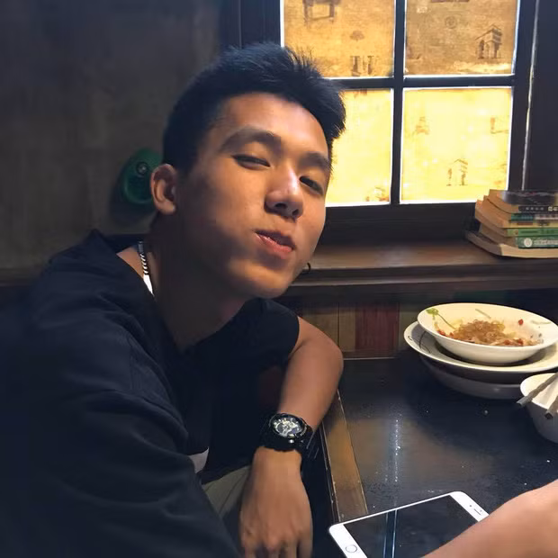 Với vẻ ngoại cực phẩm nên dù có chụp ảnh ở bất kỳ góc nào, được anh chàng tạo dáng trước hay đơn giản chỉ là ảnh "dìm hàng" thì Thành Đạt vẫn vô cùng đẹp trai.