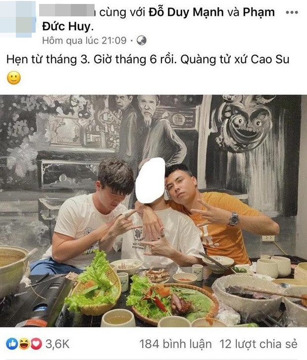 Điều khiến dân mạng đặt nghi vấn cho việc "động bát, động đũa" của cầu thủ Duy Mạnh và vợ là chàng hậu vệ của CLB Hà Nội lộ khoảnh khắc nhậu nhẹt bên bạn bè tại một quán ăn ngay tối qua.