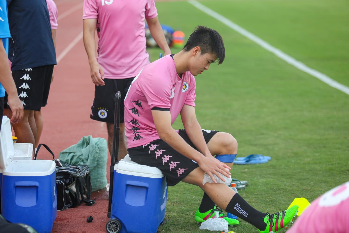 Trong khi đó, sau khi gặp chấn thương nghiêm trọng trong trận Siêu cúp Quốc gia, Duy Mạnh đã sang Singapore phẫu thuật và hiện đang phục hồi tại PVF.