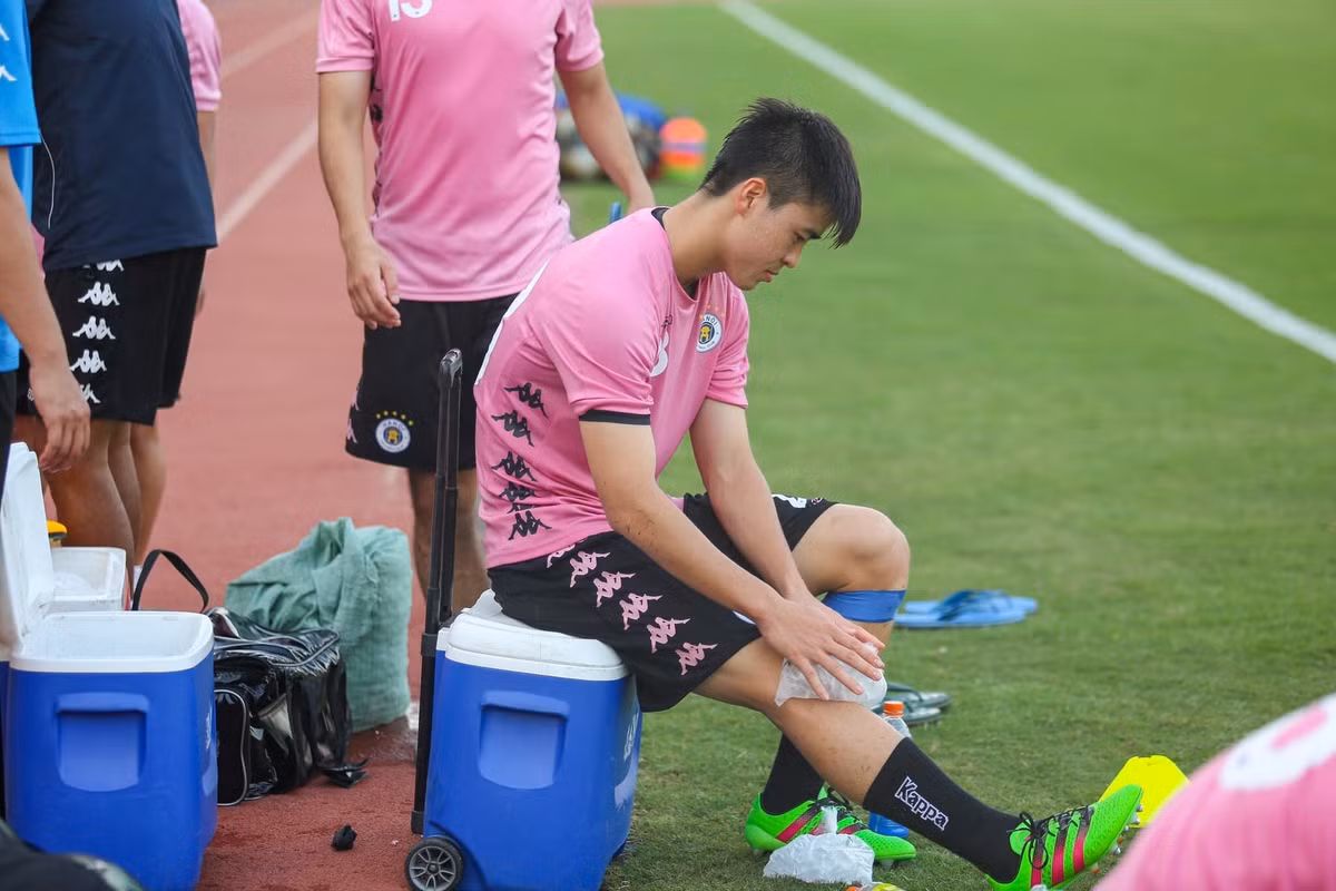 Trong khi đó, sau khi gặp chấn thương nghiêm trọng trong trận Siêu cúp Quốc gia, Duy Mạnh đã sang Singapore phẫu thuật và hiện đang phục hồi tại PVF.