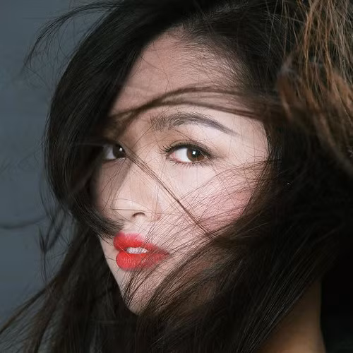 Nhung Nhím đặc biệt gây ấn tượng bởi vẻ gợi cảm và chiếc mũi S-line đáng mơ ước. Chiếc mũi dáng cao, thon gọn trên khuôn mặt biểu cảm của cô luôn thu hút sự quan tâm của giới trẻ.