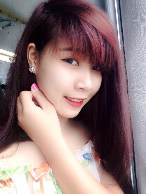 Lê Thị Tâm, cô nữ sinh huyên ngành Viết báo- ĐH Văn hóa Hà Nội khiến dân mạng bị đốn tim trước vẻ đẹp rạng ngời. Chiếc mũi cao trên khuôn mặt V-line thanh tú làm không ít người phải ghen tỵ. Vẻ đẹp của cô nàng được ví như sao Hàn Quốc.