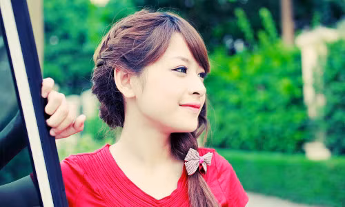 Chi Pu là 1 hot girl nổi tiếng của Hà Nội, với vẻ ngoài xinh xắn đáng yêu. Không chỉ sở hữu đôi mắt to tròn và chiếc cằm nhỏ xinh, Chi Pu còn gây ấn tượng bằng hiếc mũi cao thanh mảnh.