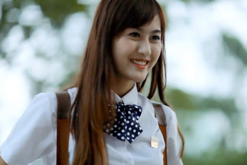 Chiếc cằm vừa vặn và sống mũi cao vừa phải giúp Hà Lade tạo được nét hài hòa, cân đối trên khuôn mặt.