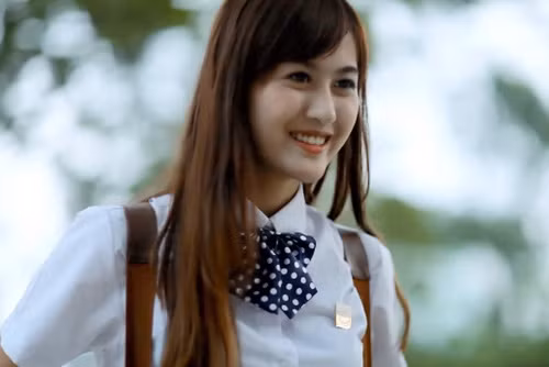 Chiếc cằm vừa vặn và sống mũi cao vừa phải giúp Hà Lade tạo được nét hài hòa, cân đối trên khuôn mặt.