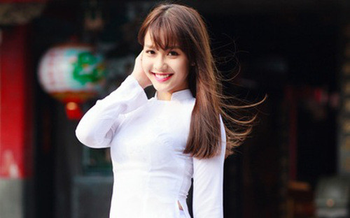 Hot girl Khả Ngân sở hữu một gương mặt với những đường nét đẹp gần như hoàn hảo, đôi mắt to tròn, sống mũi cao thanh thoát và chiếc cằm thon gọn.