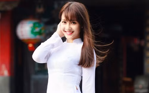 Hot girl Khả Ngân sở hữu một gương mặt với những đường nét đẹp gần như hoàn hảo, đôi mắt to tròn, sống mũi cao thanh thoát và chiếc cằm thon gọn.