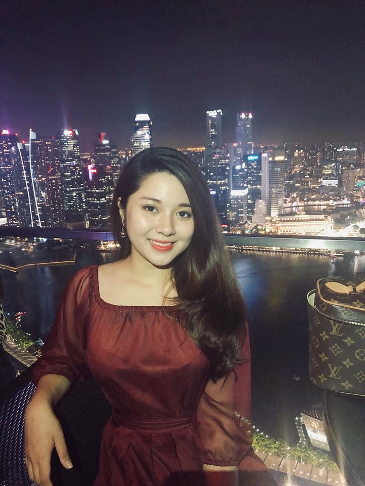 Diệu Linh tốt nghiệp chuyên ngành Quản trị Kinh doanh tổng hợp - Đại học Kinh tế quốc dân Hà Nội.