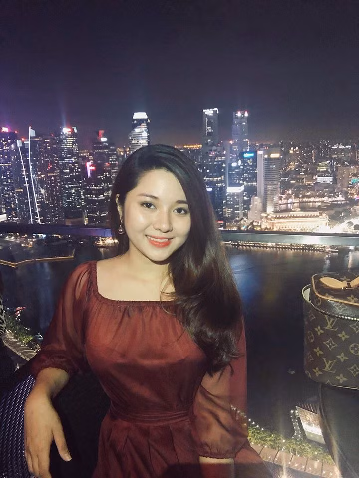 Diệu Linh tốt nghiệp chuyên ngành Quản trị Kinh doanh tổng hợp - Đại học Kinh tế quốc dân Hà Nội.