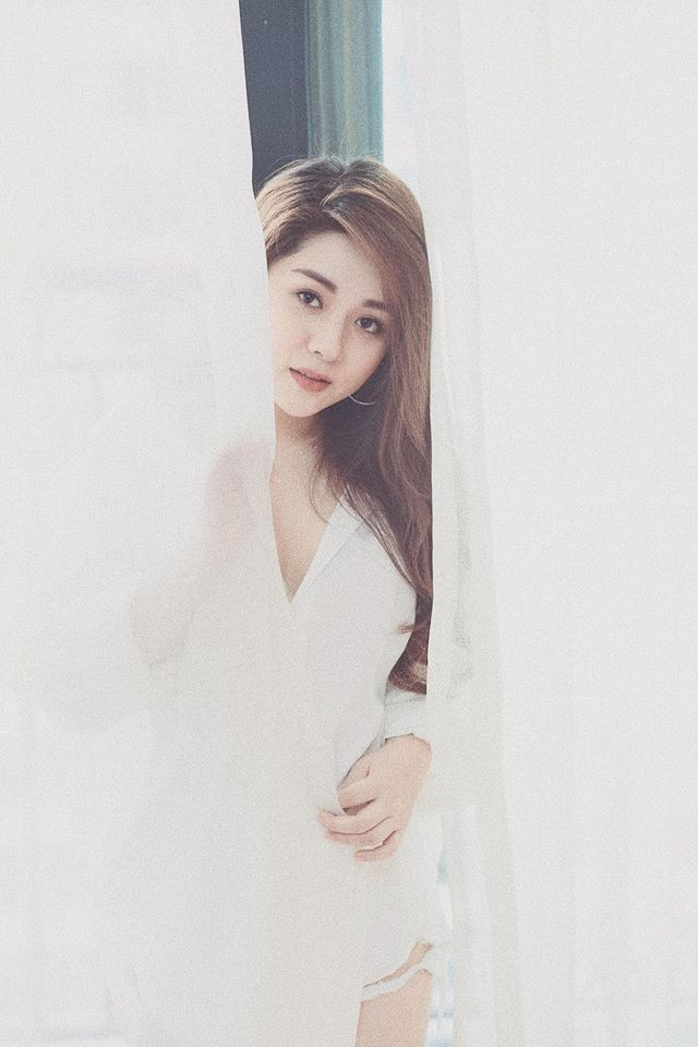 MC Diệu Linh từng trở thành chủ đề bàn tán trên mạng xã hội khi diện trang phục khoét cổ sâu trên sóng truyền hình.