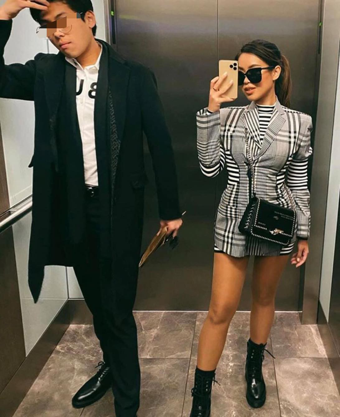 Đồng hành cùng chị tại tuần lễ thời trang Milan và một số show thời trang ở London, Anh, em trai Tiên Nguyễn cũng được khuyên đi cách ly, xét nghiệm Covid-19 để đảm bảo an toàn.