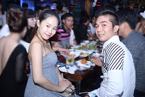 Lương Bích Hữu xuất hiện trong tiệc mừng sinh nhật của Lâm Chí Khánh vào tháng 7/2014 với bụng bầu.