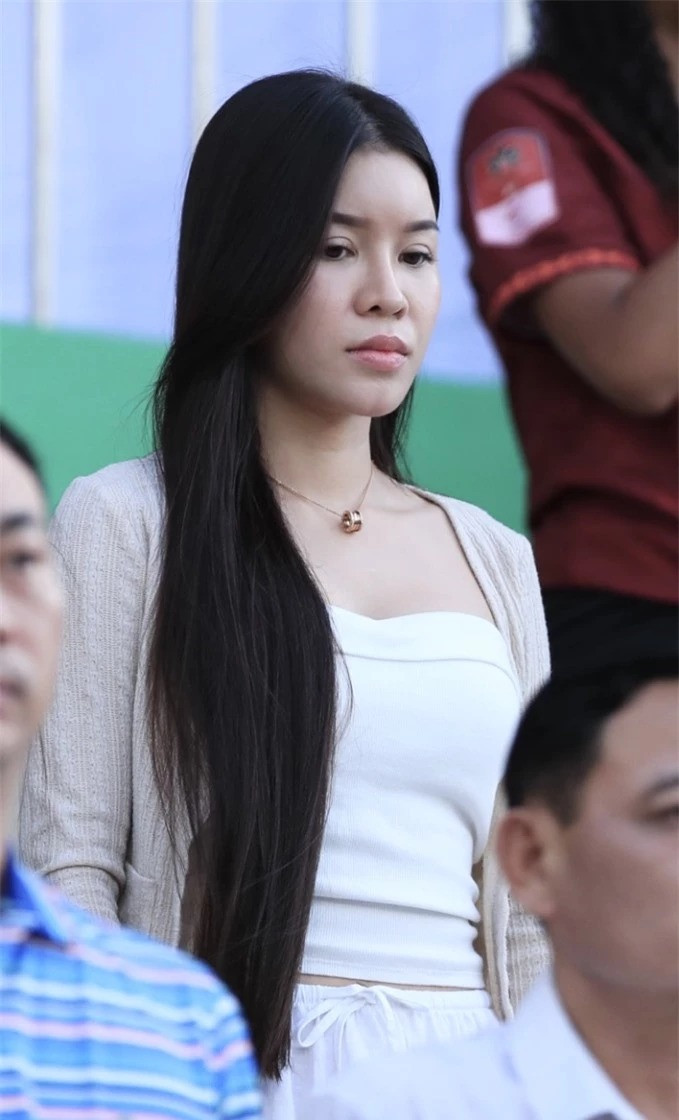 Lọt vào ống kính cam thường, nhiêu người nhận xét cô nàng có phần kém sắc, không được tươi trẻ như trên ảnh. Tuy nhiên nhiều người khác lại cho rằng vì thời tiết quá nóng, cũng như do cô nàng không trang điểm, ăn vận gì nhiều nên nhan sắc như vậy là quá xinh rồi.