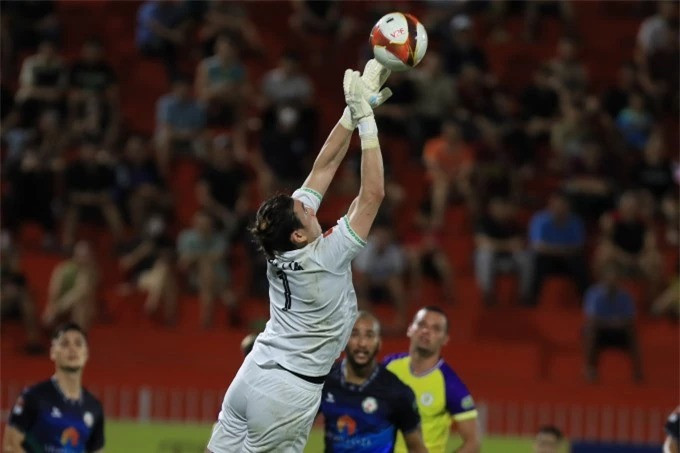 Về phía Đặng Văn Lâm, thủ môn của Bình Định đã để lại nhiều dấu ấn trong trận đấu Bình Định thắng 4-2 Hà Nội.