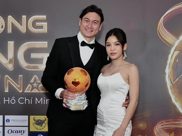 Yến Xuân sinh năm 1991, nổi tiếng là nàng WAGs nóng bỏng nhất nhì dàn "hậu cung" của đội tuyển Việt Nam. Cô nàng thường xuyên xuất hiện cùng Văn Lâm trong nhiều sự kiện quan trọng.