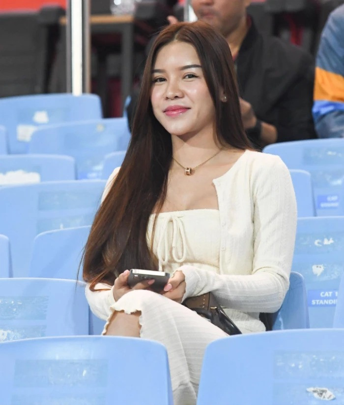 Theo đó, Bùi Thị Yến Xuân đã đến cổ vũ Đặng Văn Lâm trong trận đấu mà CLB Bình Định tiếp đón CLB Hà Nội trên sân Quy Nhơn thuộc vòng 24 V.League 2023/24.