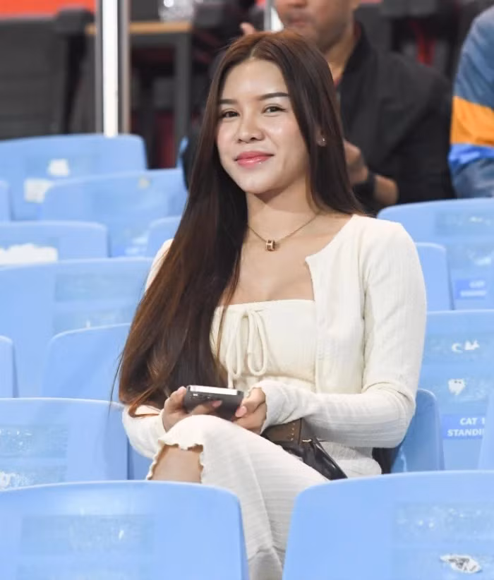 Theo đó, Bùi Thị Yến Xuân đã đến cổ vũ Đặng Văn Lâm trong trận đấu mà CLB Bình Định tiếp đón CLB Hà Nội trên sân Quy Nhơn thuộc vòng 24 V.League 2023/24.