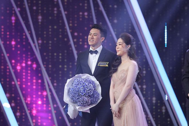 Cụ thể, trên các trang bàn luận chuyện showbiz, nhiều người cho rằng chàng bác sĩ đã có người yêu song khi lên sóng Người ấy là ai vẫn tự nhận mình độc thân.