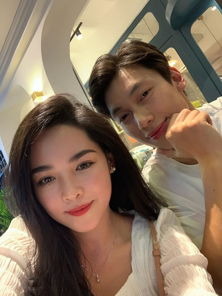 Bước ra khỏi chương trình Người ấy là ai, cả hai thường xuyên đăng ảnh đậm chất ngôn tình khiến dân mạng phát ghen.