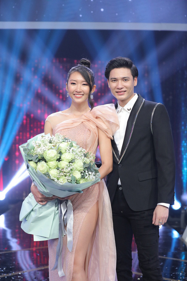 Tuy nhiên, ngay sau khi lên sóng, khán giả tinh mắt phát hiện Tiến Anh từng tham gia chương trình mai mối Đại chiến kén rể cách đây 2 năm.