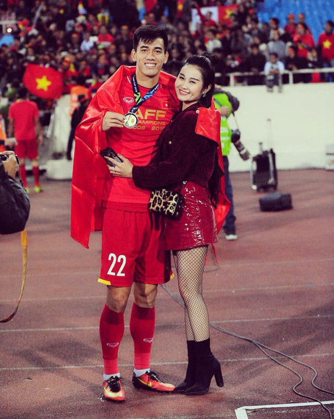 Thời gian gần đây, thông tin Tiến Linh bị người yêu cũ là Ngọc Quyên (tên thường gọi là Quyên Min, SN 1995, quê Nghệ An) "cắm sừng" gây xôn xao trên mạng xã hội. Anh và người yêu đã có thời gian 2 năm bên nhau trước khi dính tin đồn chia tay với bạn gái vào tháng 10/2019.