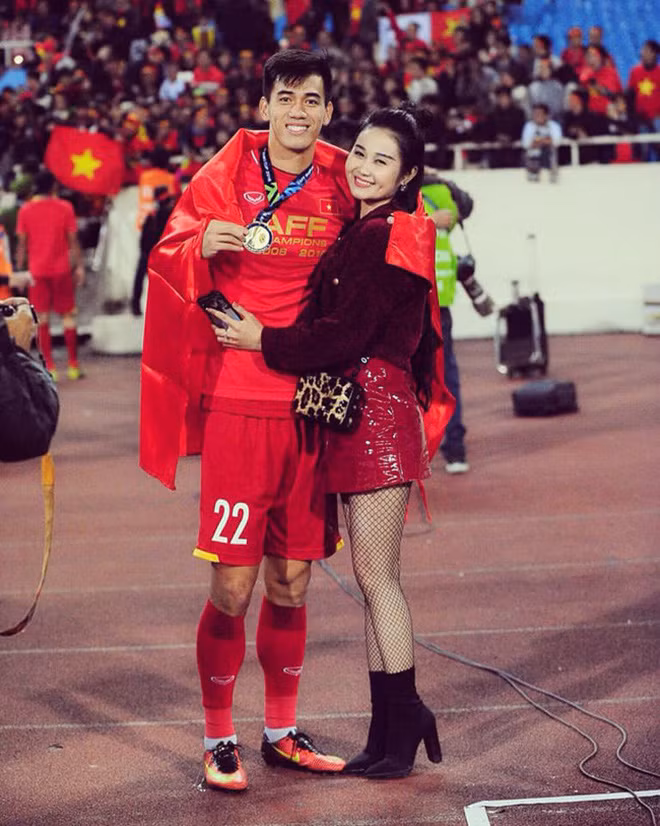 Thời gian gần đây, thông tin Tiến Linh bị người yêu cũ là Ngọc Quyên (tên thường gọi là Quyên Min, SN 1995, quê Nghệ An) "cắm sừng" gây xôn xao trên mạng xã hội. Anh và người yêu đã có thời gian 2 năm bên nhau trước khi dính tin đồn chia tay với bạn gái vào tháng 10/2019.