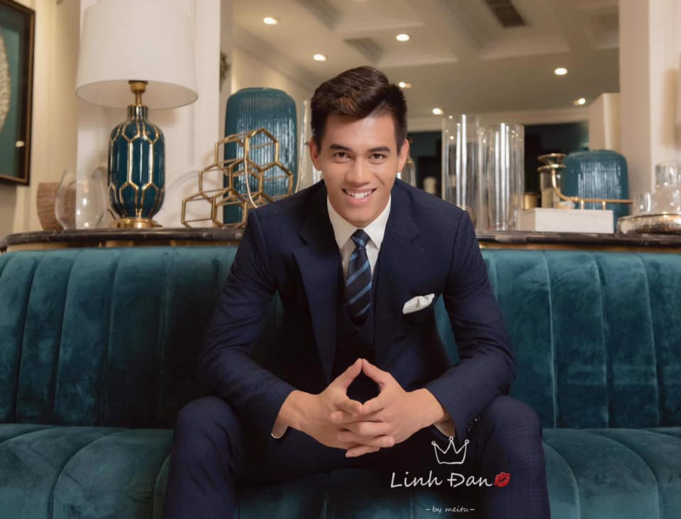 Không chỉ đá bóng giỏi, Tiến Linh còn cực kỳ đẹp trai dù trong bất kỳ hoàn cảnh nào. Nếu như trên sân cỏ, anh chàng quen mặt trong trang phục quần đùi áo số thì Tiến Linh khi diện vest cũng bảnh bao, ra dáng quý ông chẳng kém ai. Sở hữu chiều cao 1m83 cùng ngoại hình nam tính, cầu thủ sinh năm 1997 là một trong những cầu thủ nhiều fan nữ nhất U23 Việt Nam.