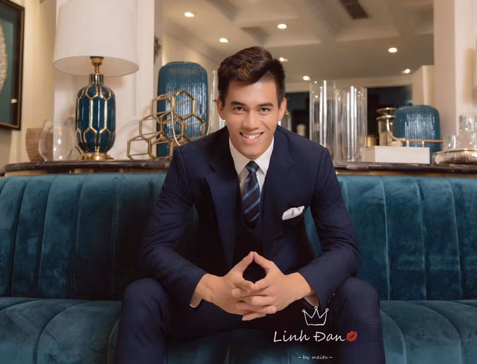 Không chỉ đá bóng giỏi, Tiến Linh còn cực kỳ đẹp trai dù trong bất kỳ hoàn cảnh nào. Nếu như trên sân cỏ, anh chàng quen mặt trong trang phục quần đùi áo số thì Tiến Linh khi diện vest cũng bảnh bao, ra dáng quý ông chẳng kém ai. Sở hữu chiều cao 1m83 cùng ngoại hình nam tính, cầu thủ sinh năm 1997 là một trong những cầu thủ nhiều fan nữ nhất U23 Việt Nam.