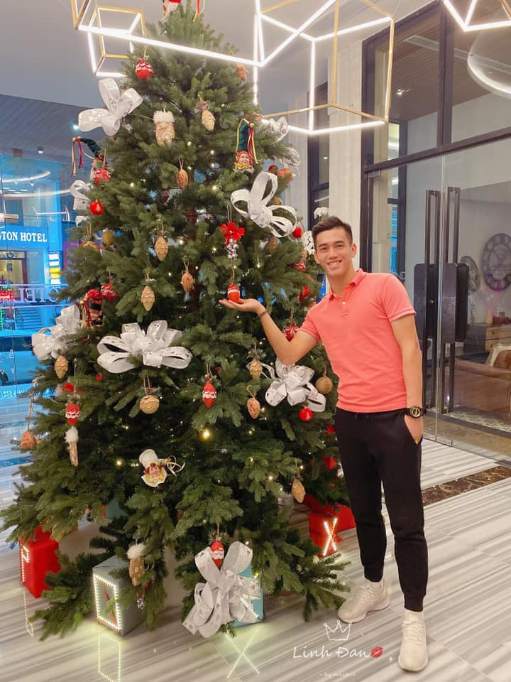 Sau cuộc tình tan vỡ với Ngọc Quyên, Tiến Linh vẫn độc thân. Dịp Noel vừa qua, anh chàng hài hước đăng tải hình ảnh kèm trạng thái: "Hôm nay là noel, vợ tương lai của anh ơi, em đừng làm gì có lỗi với anh nhé!". Mới đây, anh chàng bị bắt gặp thả thính hot girl World Cup trên trang cá nhân.