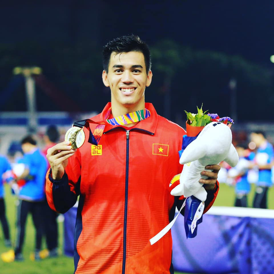 Tại SEA Games 30 diễn ra tại Philippines vừa qua, Tiến Linh là một trong những cầu thủ cực kỳ nổi bật khiến truyền thông Đông Nam Á hết lời ca ngợi khi ghi tổng cộng 7 bàn thắng, góp công lớn giúp U22 Việt Nam giành HCV.