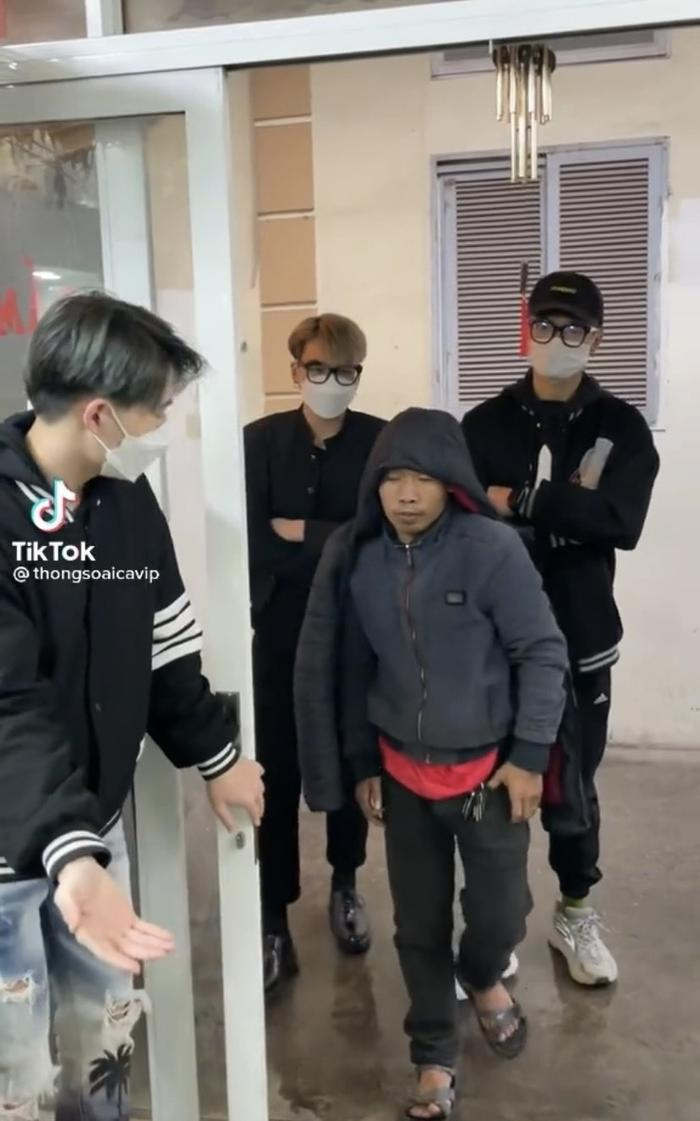 Ở những sản phẩm của Thông Soái Ca, dù nội dung nhạt nhẽo, thậm chí nhảm nhí nhưng anh chàng này lại dễ dàng nhận được sự chú ý khi xuất hiện bên xế hộp sang xịn, đồng hồ hiệu, hàm răng "vâu" mạ vàng cùng những màn "thả thính" gái xinh được nhận xét "đỉnh của chóp".