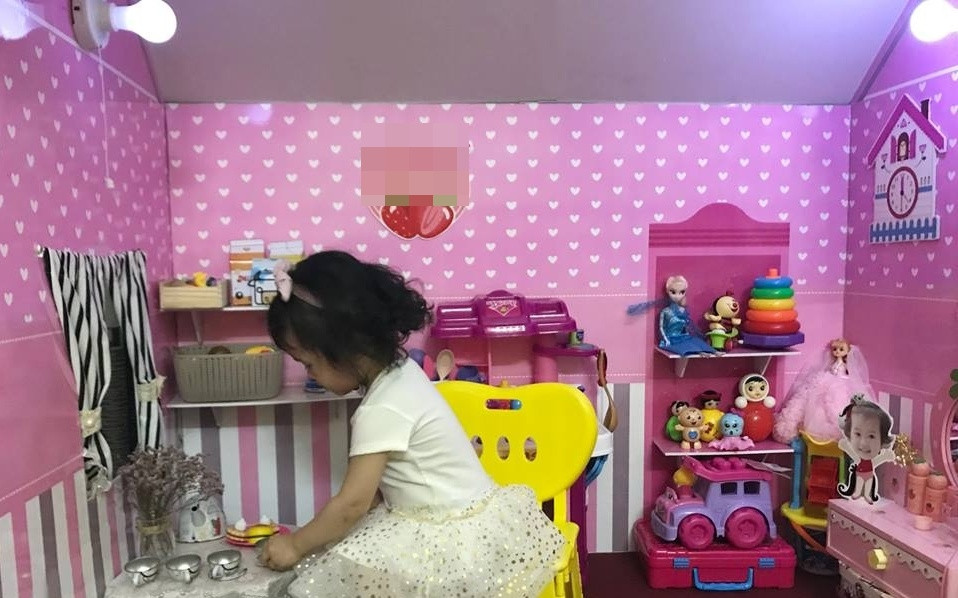 Ngôi nhà vợ chồng chị Hà xây dựng khá chắc chắn với màu hồng yêu thích của con gái, vật dụng trang trí và đồ chơi đều được bày biện sẵn sàng.