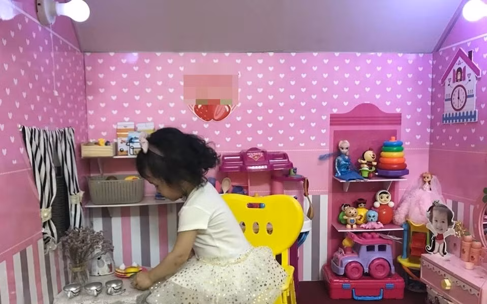 Ngôi nhà vợ chồng chị Hà xây dựng khá chắc chắn với màu hồng yêu thích của con gái, vật dụng trang trí và đồ chơi đều được bày biện sẵn sàng.