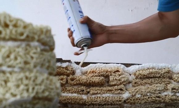 Căn nhà làm bằng mì tôm của anh Trương được xây dựng trong 4 ngày, "ngốn" hết 20 lọ keo dán. Ngôi nhà mì tôm đủ rộng để người lớn như anh Trường và con trai sắp chào đời nằm.