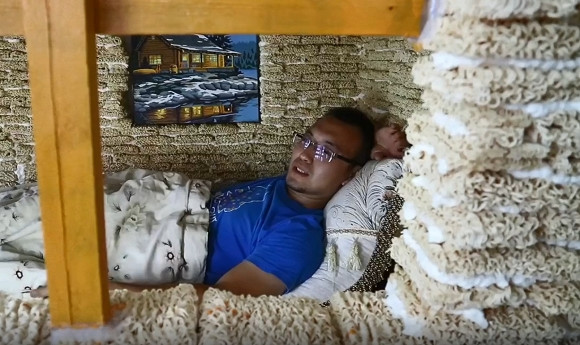 Sau khi loạt ảnh về căn nhà mì tôm được đăng tải, CĐM lập tức tranh cãi gay gắt về ý tưởng "chơi trội" này.