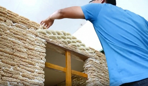 Với 2.000 gói mì hết hạn và keo dán, anh Trương kì công dựng nên căn nhà từ mì tôm có "1 - 0 - 2" để cho con ngủ.
