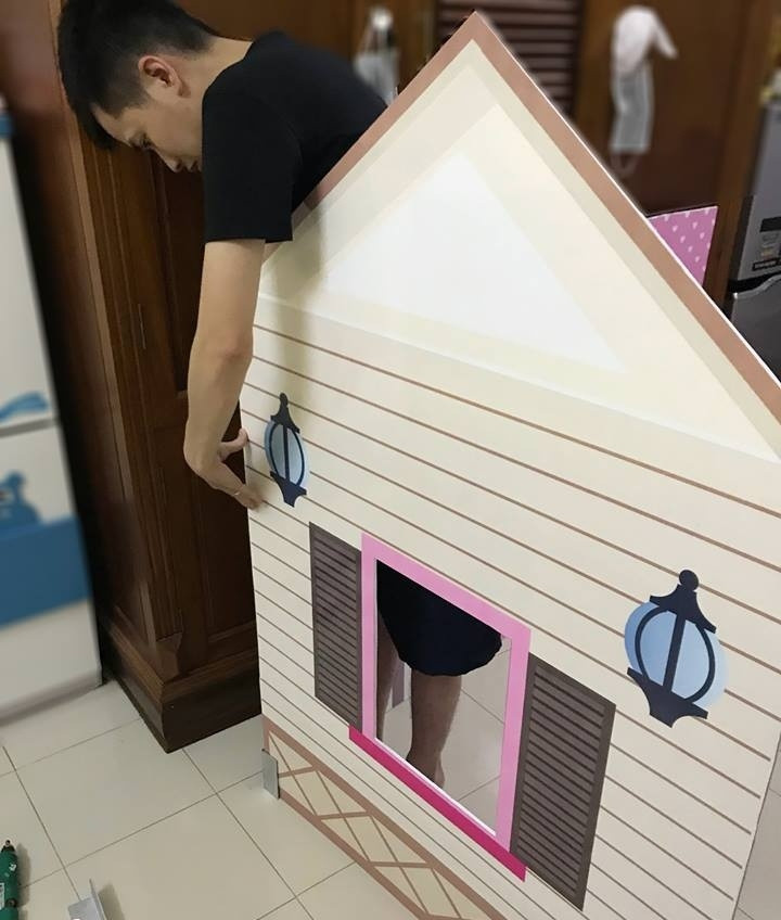 Hồi năm 2018, bà mẹ Việt Nam - Thu Hà "gây sốt" CĐM với căn nhà cổ tích dành cho con gái yêu. Căn nhà bìa carton được vợ chồng chị Hà tự tay thiết kế và thực hiện trong 3 ngày.