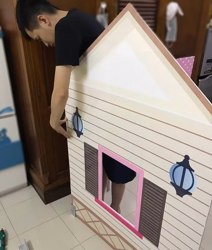 Hồi năm 2018, bà mẹ Việt Nam - Thu Hà "gây sốt" CĐM với căn nhà cổ tích dành cho con gái yêu. Căn nhà bìa carton được vợ chồng chị Hà tự tay thiết kế và thực hiện trong 3 ngày.