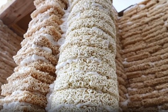 Anh Trương chia sẻ, thấy những gói mì giống hình dáng của viên gạch, anh nảy ra ý tưởng xây nhà bằng mì tôm này.