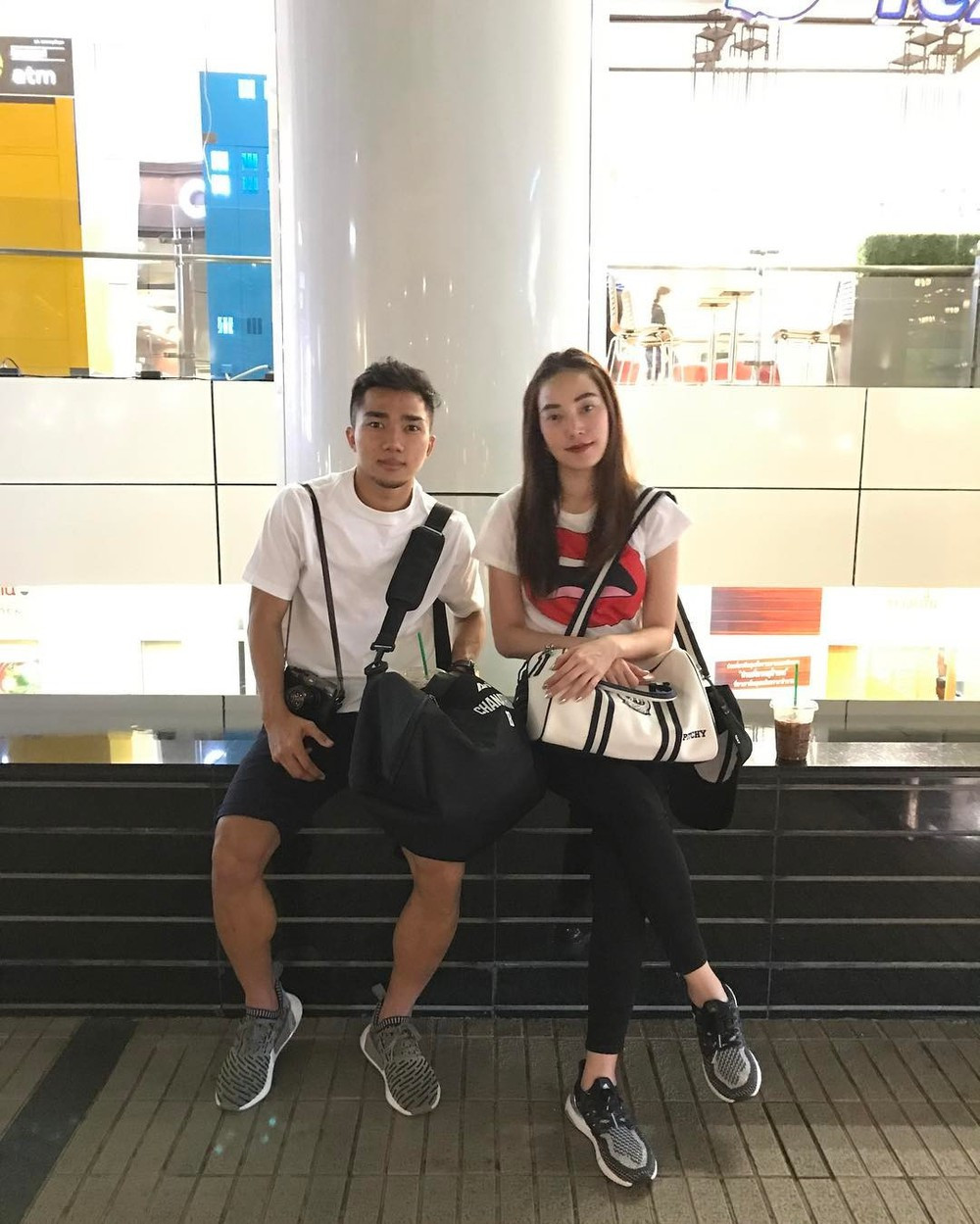 Sự nghiệp bóng đá trên đà đỉnh cao cùng vẻ ngoài điển trai, Messi Thái được nhiều hot girl, diễn viên nổi tiếng xứ Chùa Vàng "để ý". Trong đó, mối tình của anh và nữ diễn viên Pitchanart Sakhakorn thu hút được sự chú ý của truyền thông.